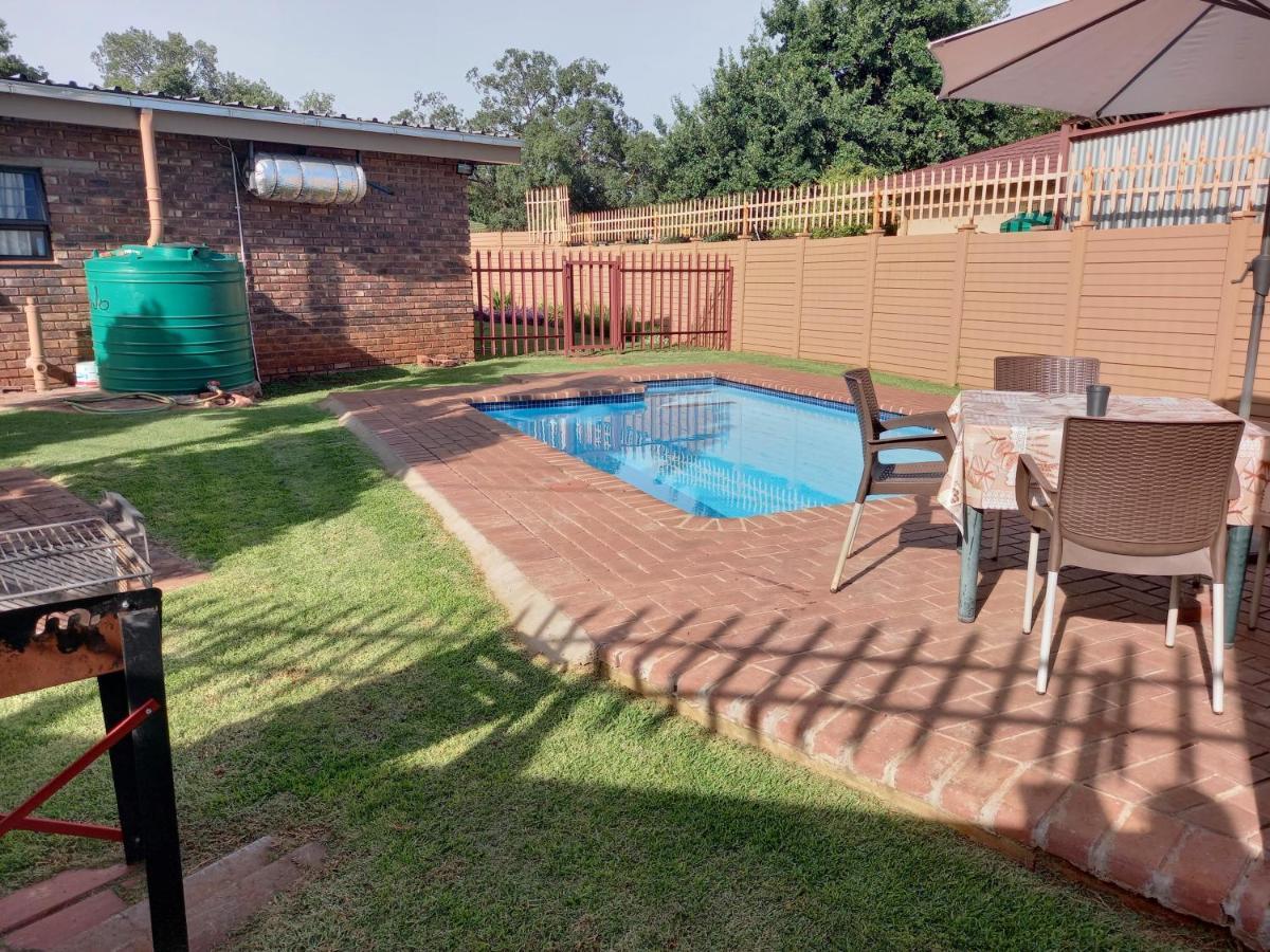White Rose Guest House Vanderbijlpark Exterior foto